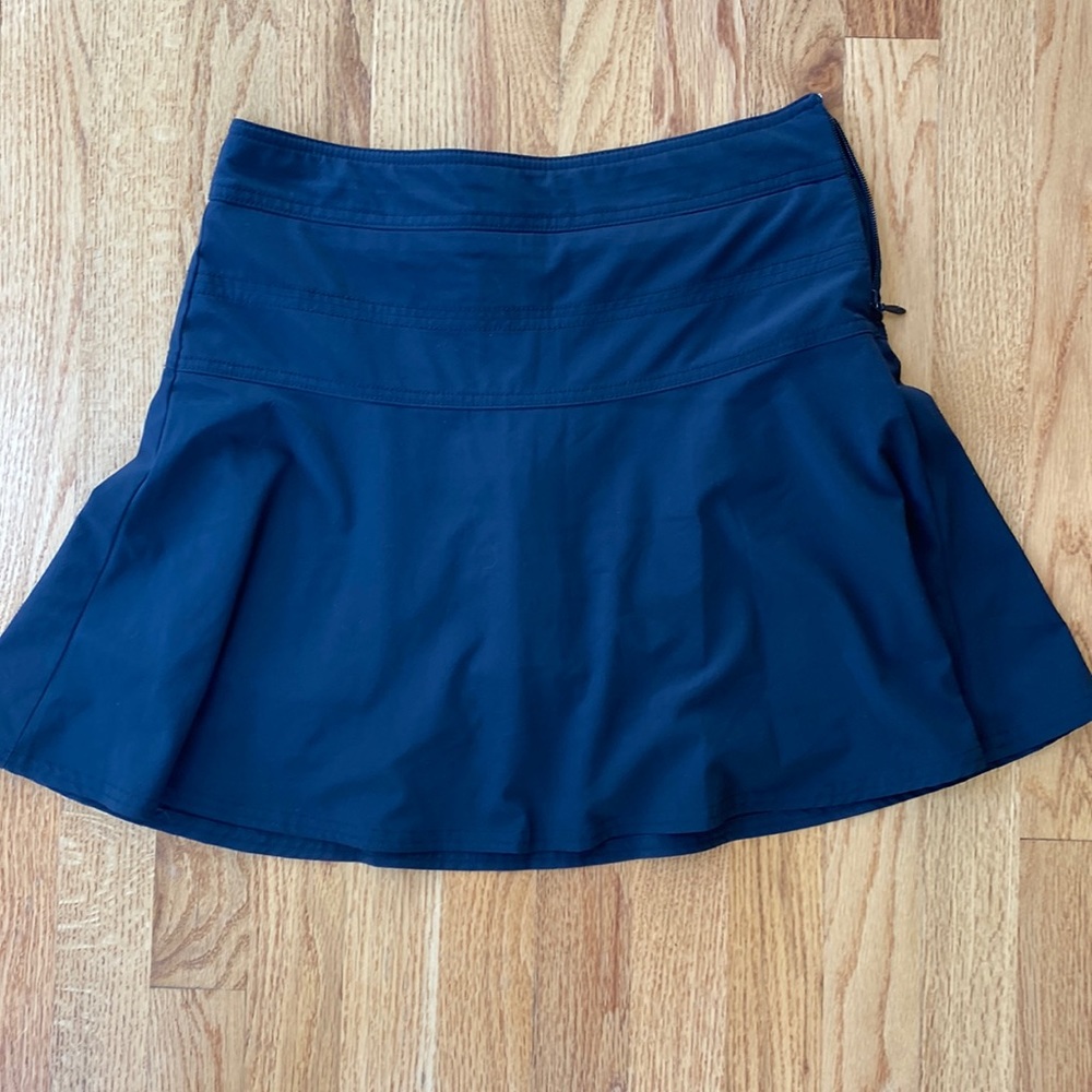 Athleta skirt, size 2, black, built in shorts, side zipper
